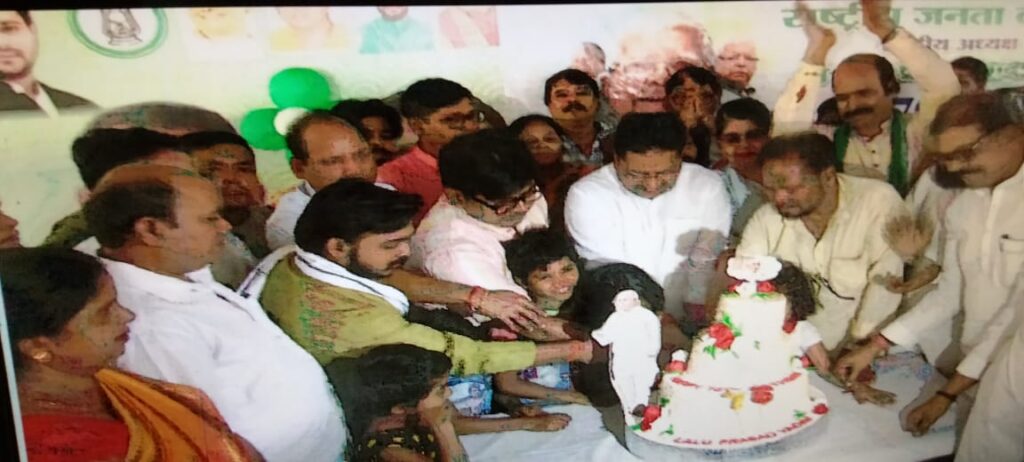 रांची में राजद सुप्रीमो लालू प्रसाद के जन्मदिन पर गरीबो को भोजन कराया गया रांची में राजद सुप्रीमो लालू प्रसाद के जन्मदिन पर गरीबो को भोजन कराया गया