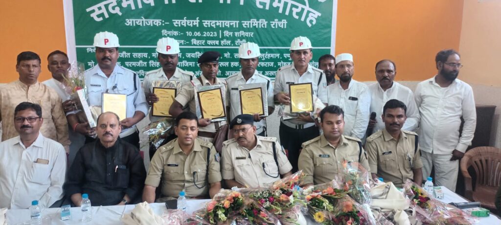 बहादुरी व ईमानदारी से काम करने वाले यातायात पुलिस कर्मियों को सम्मान दिया गया