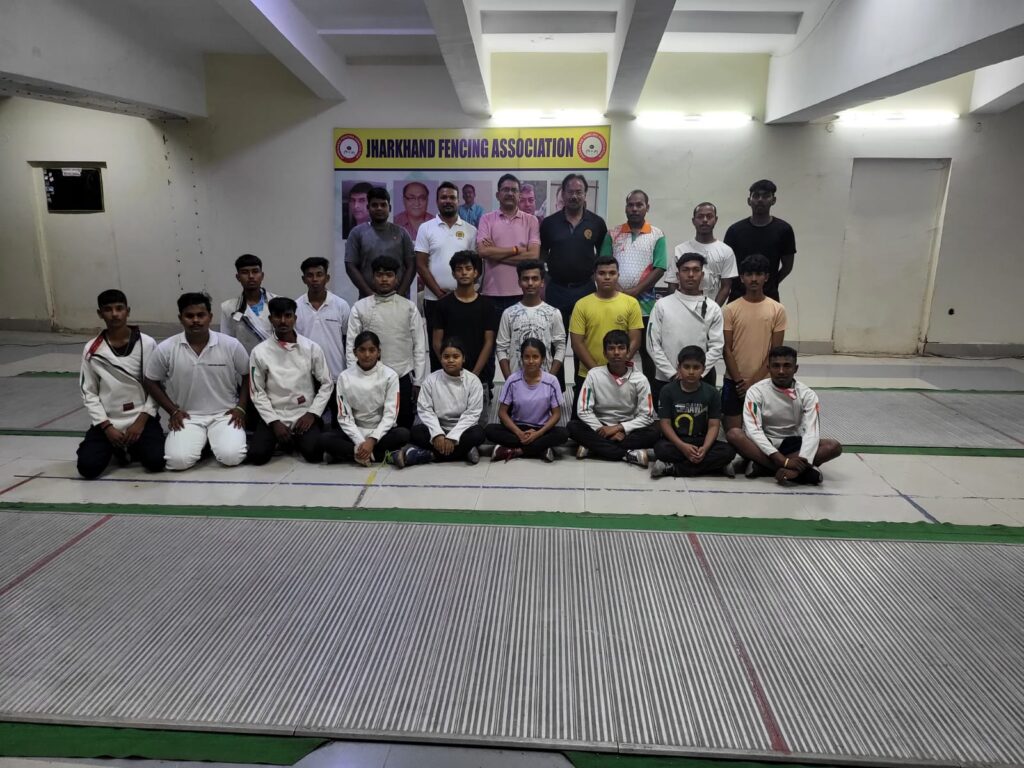 तलवारबाजी में खिलाड़ियों ने नए नए तकनीक सीखे