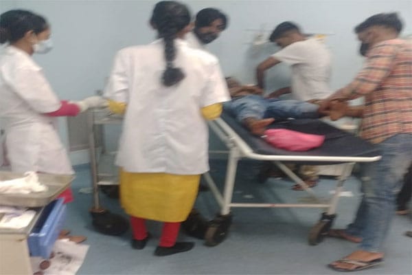 हथियार की नुमाइश करने के दौरान चली गोली में इमरान घायल । कुर्बान गिरफ्तार