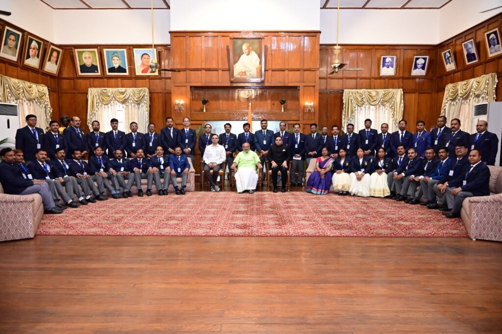 राज्यपाल ने झारखण्ड लोक सेवा आयोग के अधिकारियों से कहा । जनसेवा के लिए तत्पर रहें। लोगों को आप सबसे बहुत अपेक्षाएं रहती हैं