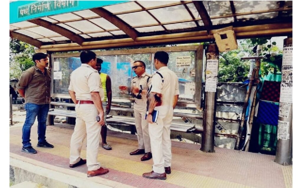 डीपीएस स्कूल रोड के पास लूट