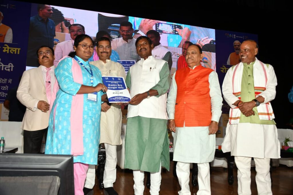 नरेंद्र मोदी ने रोजगार मेले में नवनियुक्त कर्मियों के बीच नियुक्ति पत्र का वितरण किया, रांची में अर्जुन मुंडा, दीपक प्रकाश, सीपी सिंह व समरी लाल ने बांटे