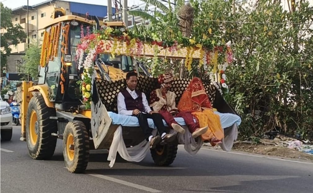 दुल्हनिया को लेने जेसीबी से गए टाटीसिल्वे के कृष्णा Jharkhand districts news | jharkhand latest news | jharkhand latest hindi news | jharkhand news box bharat