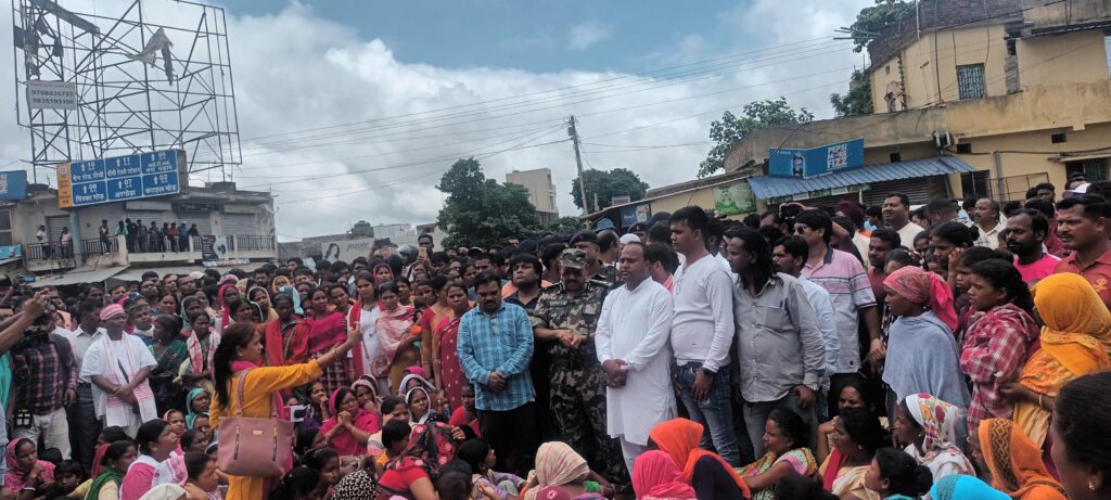 सुभाष मुंडा हत्याकांड: फॉरेंसिक टीम पहुंची । शव रोड में रखकर दलादली चौक जाम