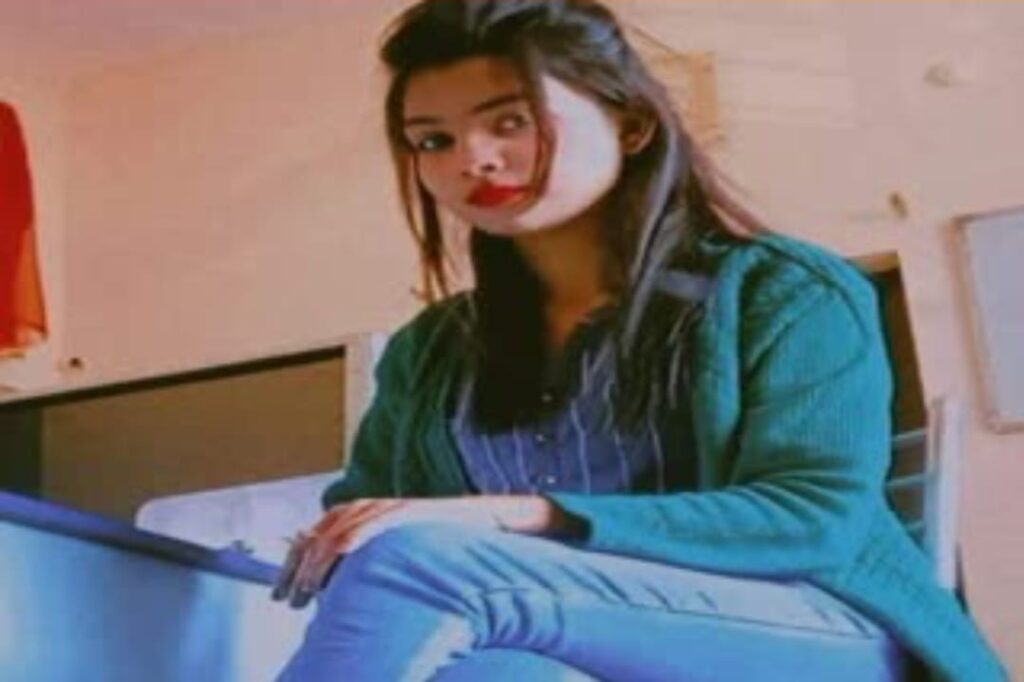 Police sent the lover of the girl who committed suicide by hanging herself in the flat of Eklavya Tower in Pundag to jail.