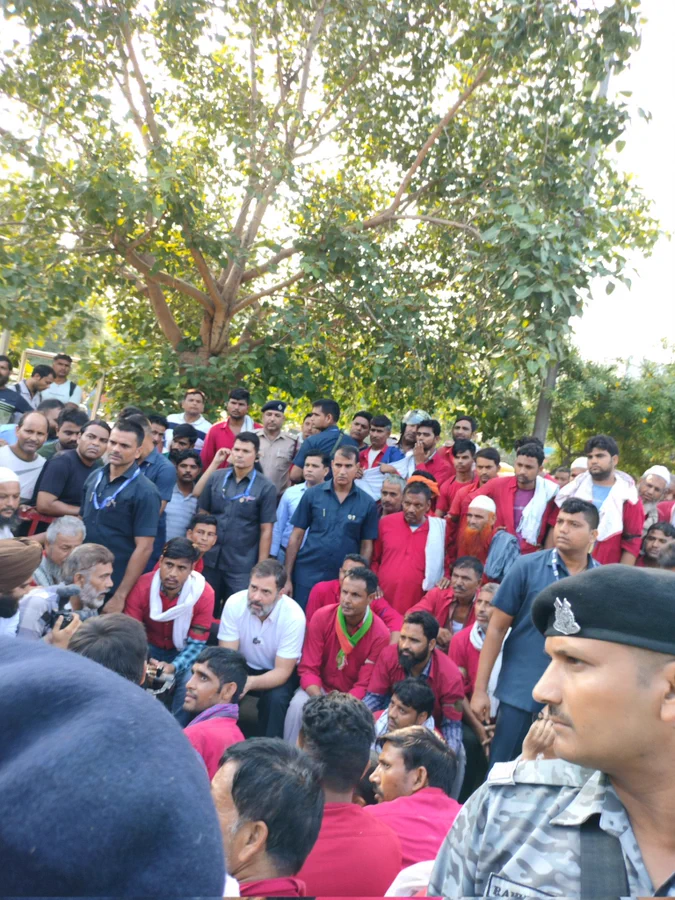 Rahul Gandhi met porters at the railway station