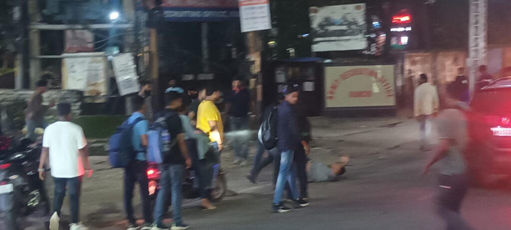 देखें वीडियो: रांची शहर में गुंडई | रात को बीच रास्ते में चले लात घूसे और बेल्ट Jharkhand districts news | jharkhand latest news | jharkhand latest hindi news | jharkhand news box bharat