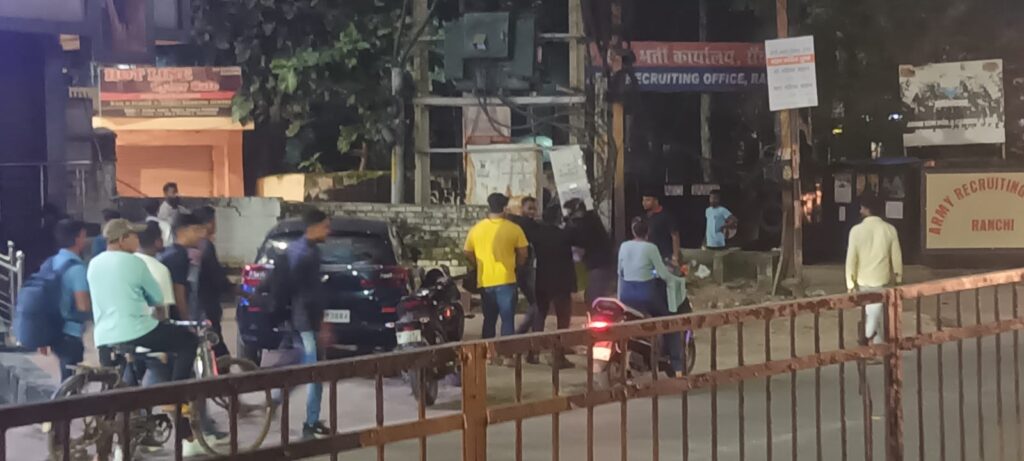 Watch video: Hooliganism in Ranchi city. Kicks, punches and belts in the middle of the night