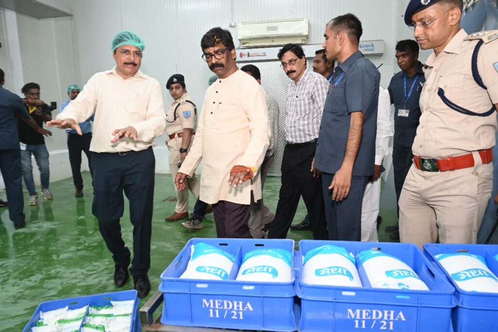 पलामू में सीएम हेमंत सोरेन ने की 28 करोड़ की लागत से बने डेयरी प्लांट का उद्घाटन Jharkhand districts news | jharkhand latest news | jharkhand latest hindi news | jharkhand news box bharat