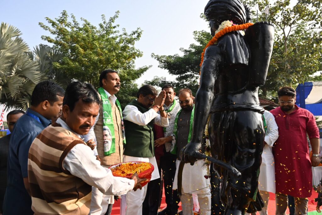 सीएम हेमंत सोरेन ने भगवान बिरसा मुंडा की प्रतिमा पर माल्यार्पण किया Jharkhand districts news | jharkhand latest news | jharkhand latest hindi news | jharkhand news box bharat