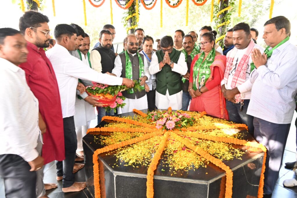 CM Hemant Soren garlanded the statue of Lord Birsa Munda at his Samadhi Sthal.