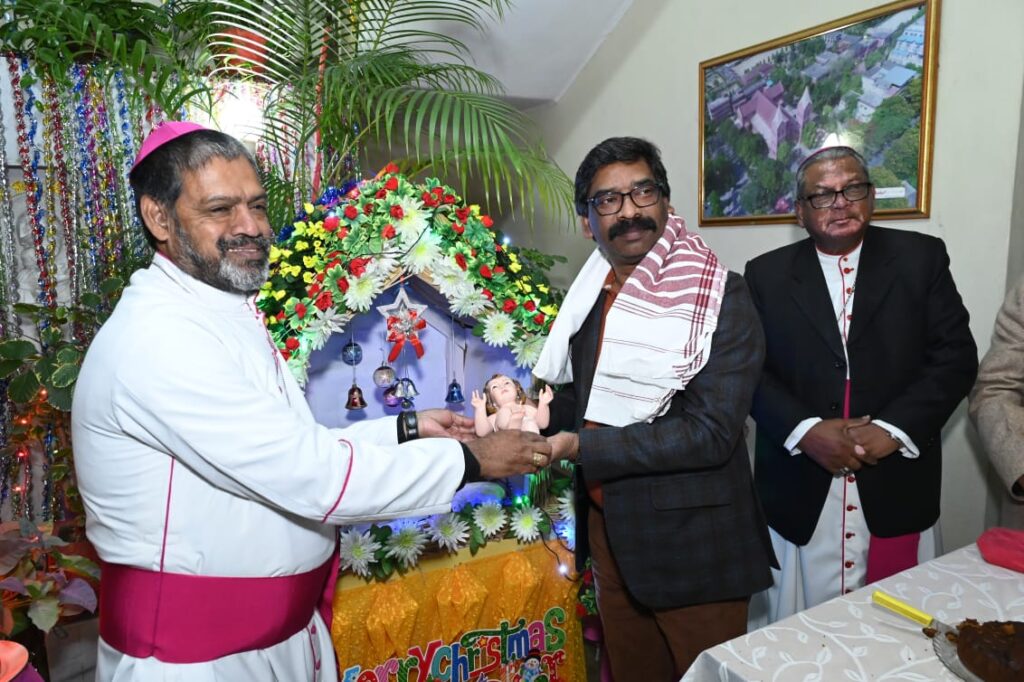 Chief Minister Hemant Soren had darshan of the child Lord Jesus in the Archbishop House premises. Congratulated the people of the state on Christmas festival