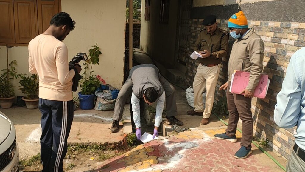 बूटी बस्ती निवासी संजय पाहन का शव खून से लथपथ अवस्था में घर के आंगन से बरामद । पुलिस जांच में जुटी