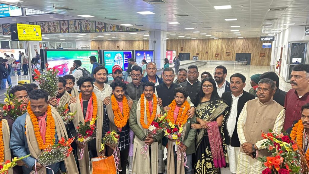 Day 17: Our brave Jharkhand workers who won the war have come from the tunnel. Warm welcome at the airport
