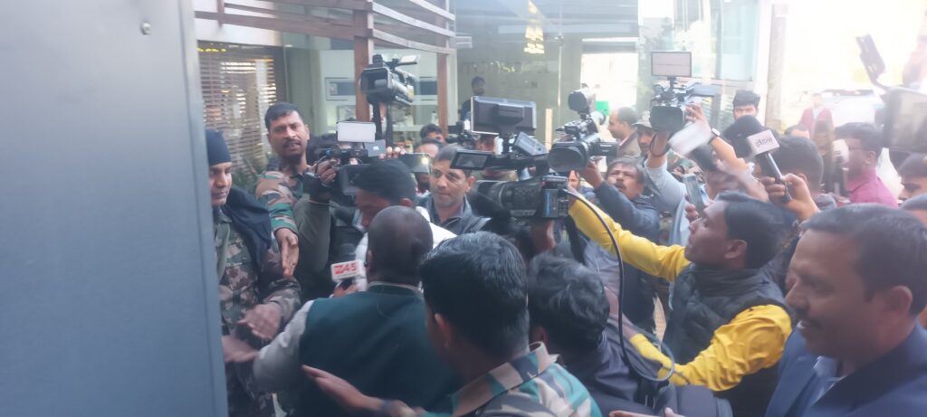 बड़ी खबर : कांग्रेस के असंतुष्ट विधायकों की बैठक शुरू