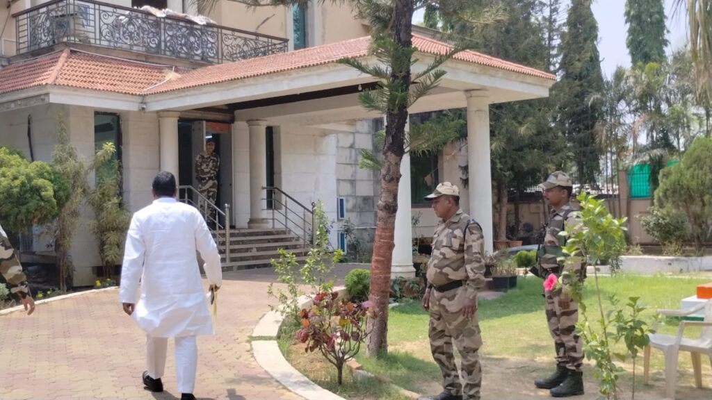 दिन के 12.10 बजे मंत्री आलमगीर आलम को लेकर Ed कार्यालय पहुंची | आज से 6 दिनों के रिमांड पर | पूछताछ शुरू Jharkhand districts news | jharkhand latest news | jharkhand latest hindi news | jharkhand news box bharat