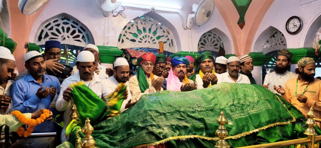 आज उर्स का अंतिम दिन : राजद ने लालू यादव के सेहत के लिए रिसालदार बाबा के दरगाह पर चादरपोशी किया Jharkhand districts news | jharkhand latest news | jharkhand latest hindi news | jharkhand news box bharat
