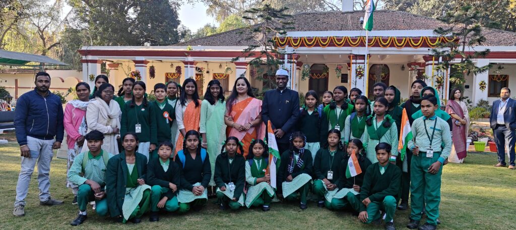 गणतंत्र दिवस : उपायुक्त रांची ने अपने आवासीय कार्यालय में झंडोत्तोलन किया Jharkhand districts news | jharkhand latest news | jharkhand latest hindi news | jharkhand news box bharat