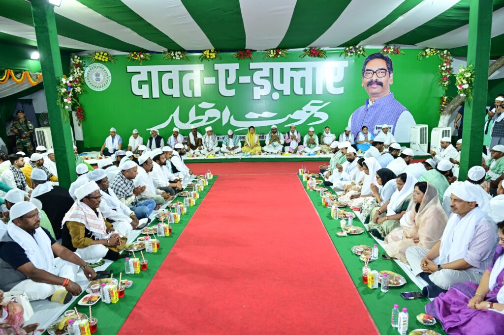 मुख्यमंत्री हेमंत सोरेन रांची के कांके रोड स्थित आवास में आयोजित दावत-ए-इफ्तार में अतिथियों का स्वागत करते हुए, जहां विभिन्न समुदायों के लोग शामिल हैं।