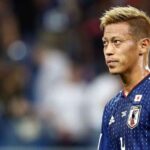 जापान के पूर्व फुटबॉलर केइसुके होंडा, जिन्होंने ईरान की राष्ट्रीय टीम के वर्ल्ड कप में खेलने के समर्थन में बयान दिया।