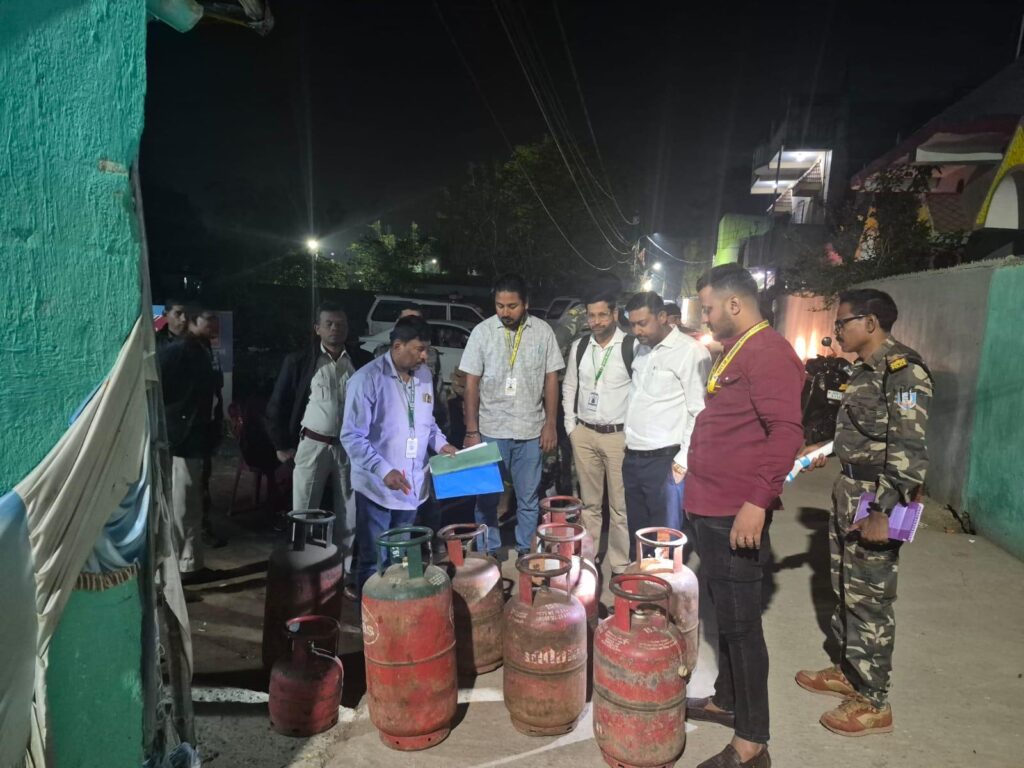 रांची एदलहातु में प्रशासन की छापेमारी के दौरान जब्त किए गए गैस सिलिंडर और रिफिलिंग उपकरण