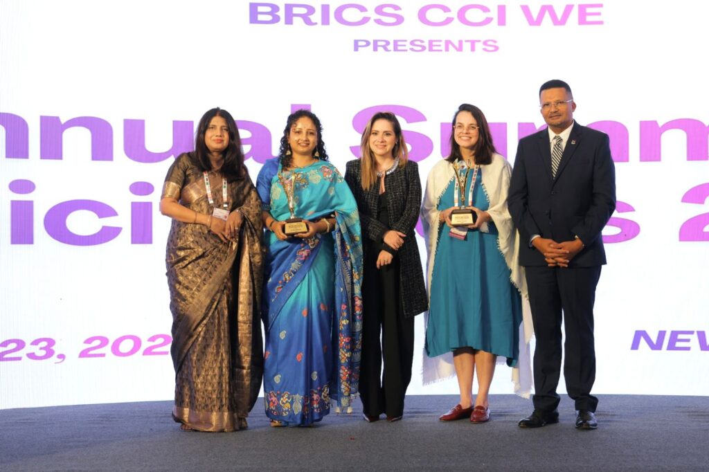 कल्पना सोरेन अंतरराष्ट्रीय मंच पर Women Empowerment Trailblazer Award लेते हुए, दिल्ली कार्यक्रम का दृश्य