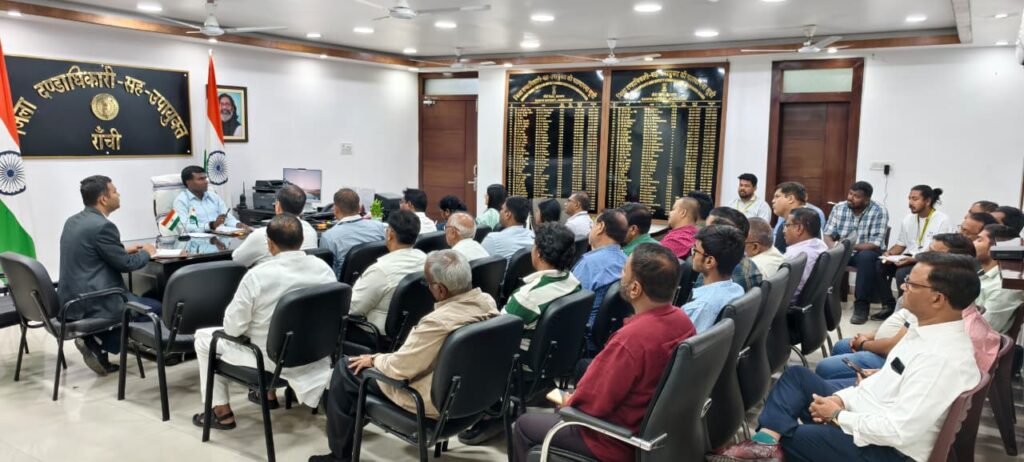 रांची में गैस आपूर्ति को लेकर बैठक करते हुए उपायुक्त मंजूनाथ भजन्त्री और संबंधित अधिकारी