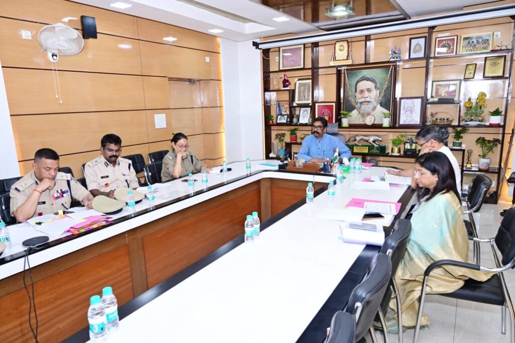 मुख्यमंत्री हेमंत सोरेन की बैठक में त्योहारों के दौरान सुरक्षा व्यवस्था को लेकर चर्चा, पुलिस और प्रशासन अलर्ट मोड में