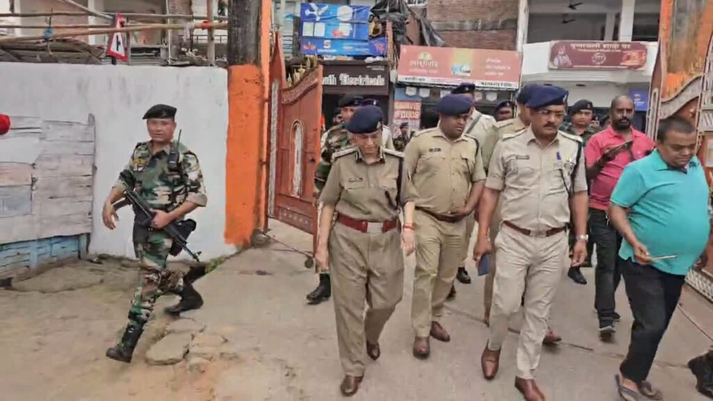 हजारीबाग में रामनवमी से पहले डीजीपी तदाशा मिश्रा द्वारा जुलूस मार्ग का निरीक्षण करते हुए पुलिस अधिकारी