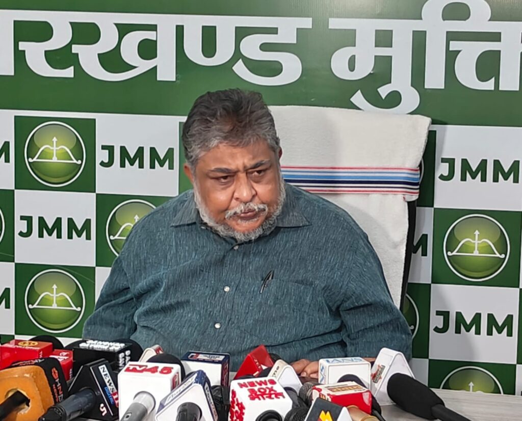 झारखंड में एलपीजी गैस की कमी और कोयले की बढ़ती कीमतों को लेकर JMM द्वारा केंद्र सरकार की नीतियों पर उठाए गए सवाल दर्शाता दृश्य