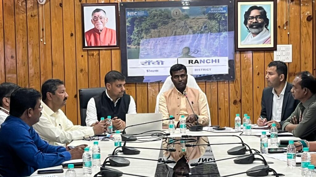 रांची DC की बड़ी बैठक: कानून-व्यवस्था, त्योहार और मार्च क्लोजिंग पर सख्त निर्देश समाहरणालय रांची में अधिकारियों के साथ बैठक करते उपायुक्त मंजूनाथ भजन्त्री