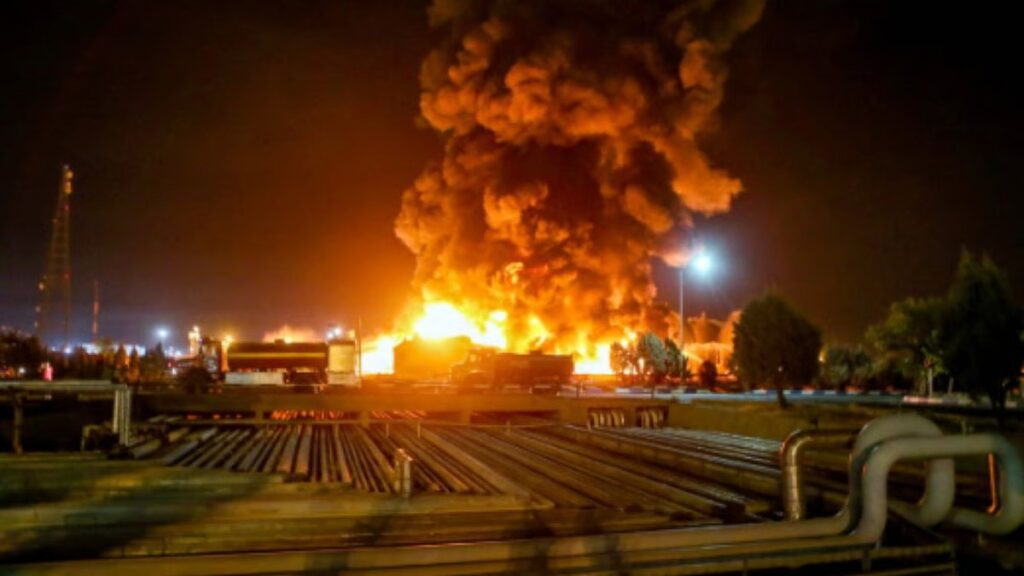 Tehran में इज़राइल की एयरस्ट्राइक के बाद धुआं उठता हुआ