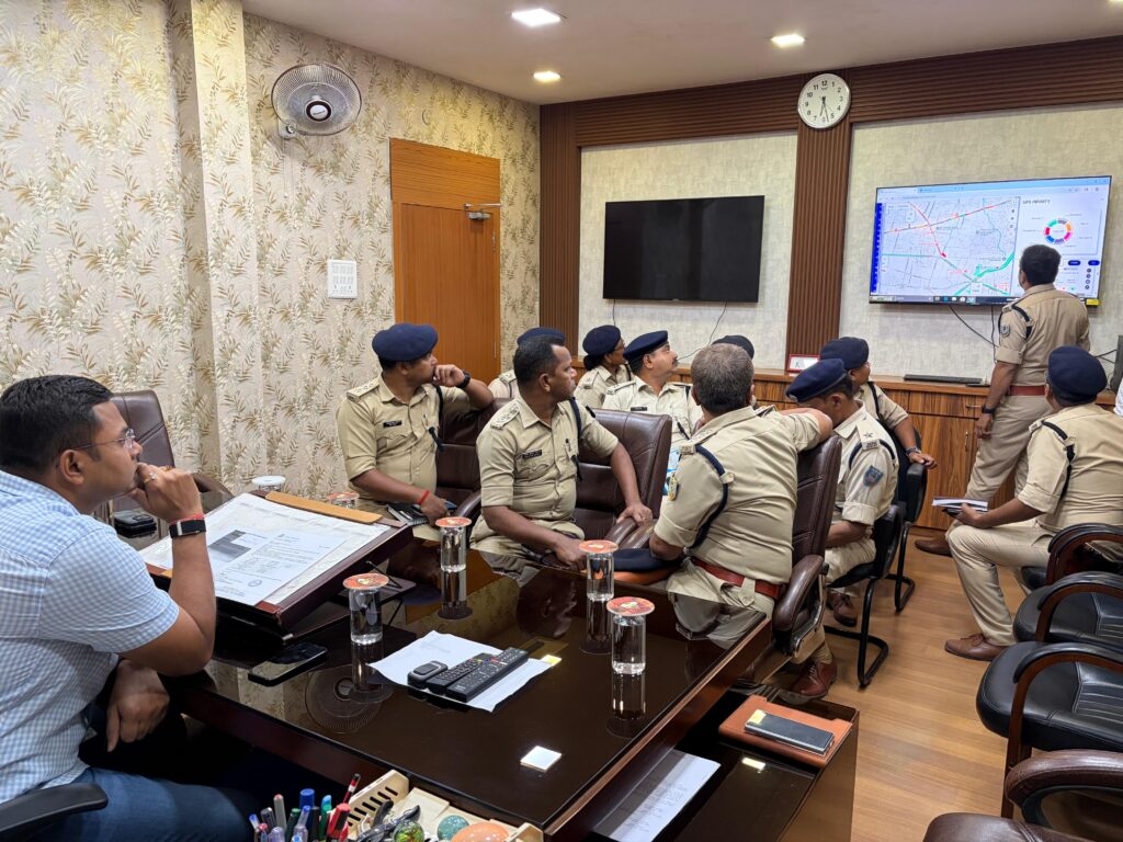 “रांची में पुलिस कंट्रोल रूम में मॉनिटरिंग स्क्रीन पर पेट्रोलिंग वाहनों की GPS लोकेशन ट्रैक करते अधिकारी”