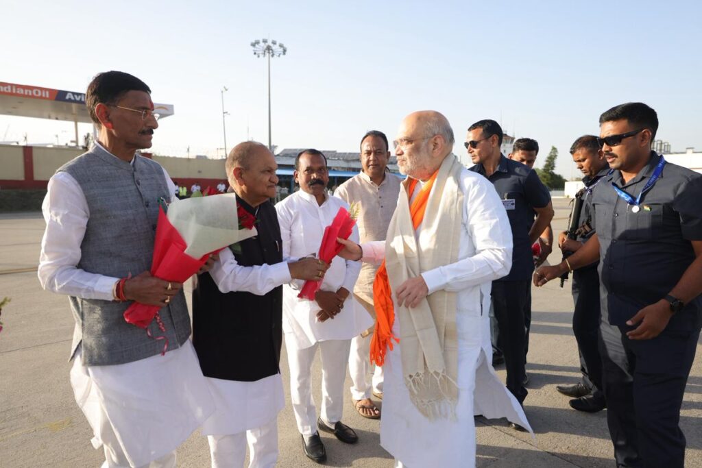 रांची एयरपोर्ट पर अमित शाह का स्वागत करते झारखंड बीजेपी नेता, मुलाकात के दौरान चर्चा का दृश्य