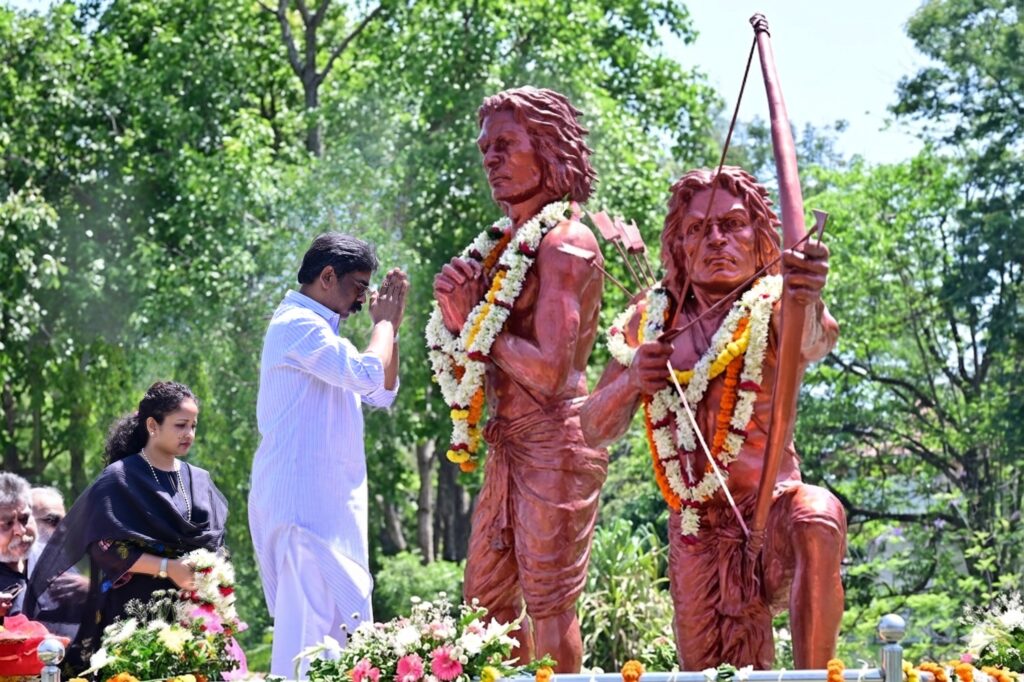 रांची के मोरहाबादी स्थित सिदो-कान्हू पार्क में मुख्यमंत्री हेमंत सोरेन और कल्पना सोरेन द्वारा सिदो-कान्हू की प्रतिमा पर माल्यार्पण करते हुए श्रद्धांजलि अर्पित करने का दृश्य