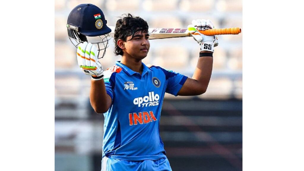 5 साल का युवा क्रिकेटर वैभव सूर्यवंशी राजस्थान रॉयल्स जर्सी में IPL मैच के दौरान जोरदार शॉट
