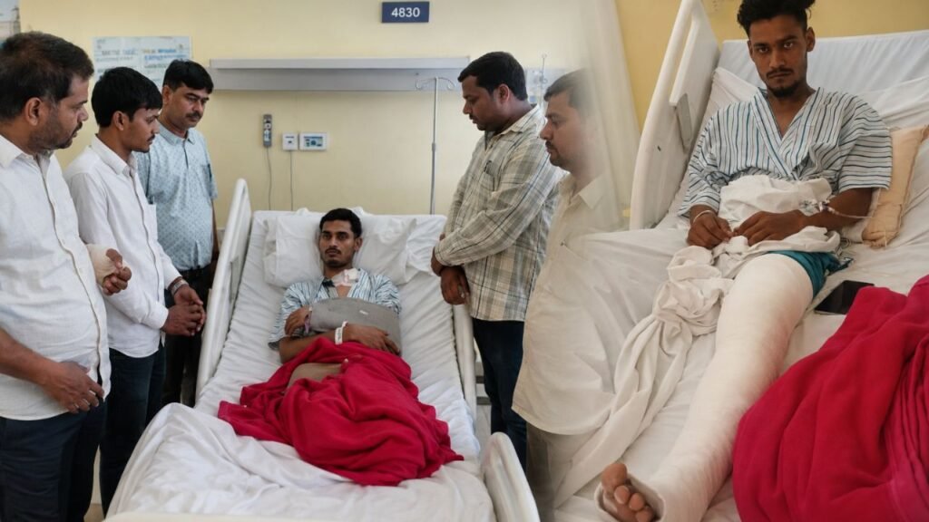 सिवान में नीट पेपर लीक प्रदर्शन के दौरान गोली लगने से घायल युवकों का अस्पताल में इलाज