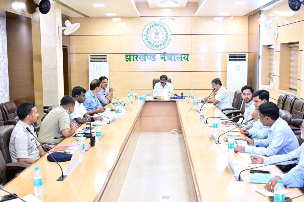 मुख्यमंत्री हेमंत सोरेन रांची के शहरी विकास, सड़क, ड्रेनेज और ट्रैफिक व्यवस्था की समीक्षा करते हुए