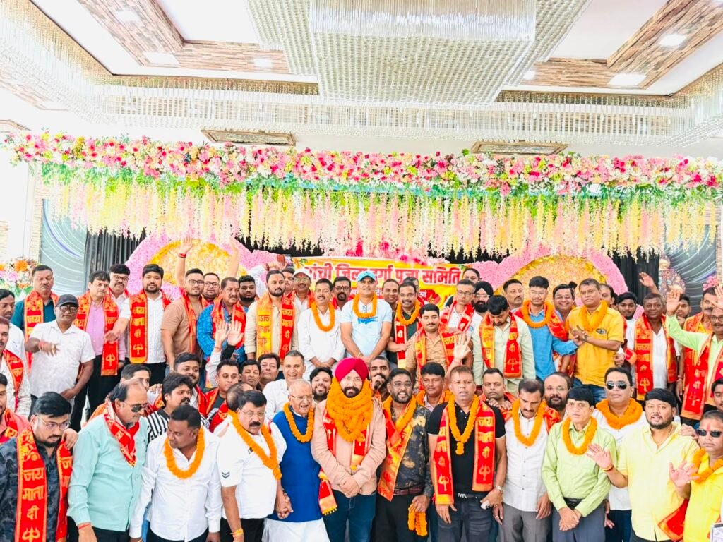 रांची जिला दुर्गा पूजा समिति के नवनिर्वाचित अध्यक्ष राजेंद्र सिंह और मुख्य संरक्षक मुनचुन राय